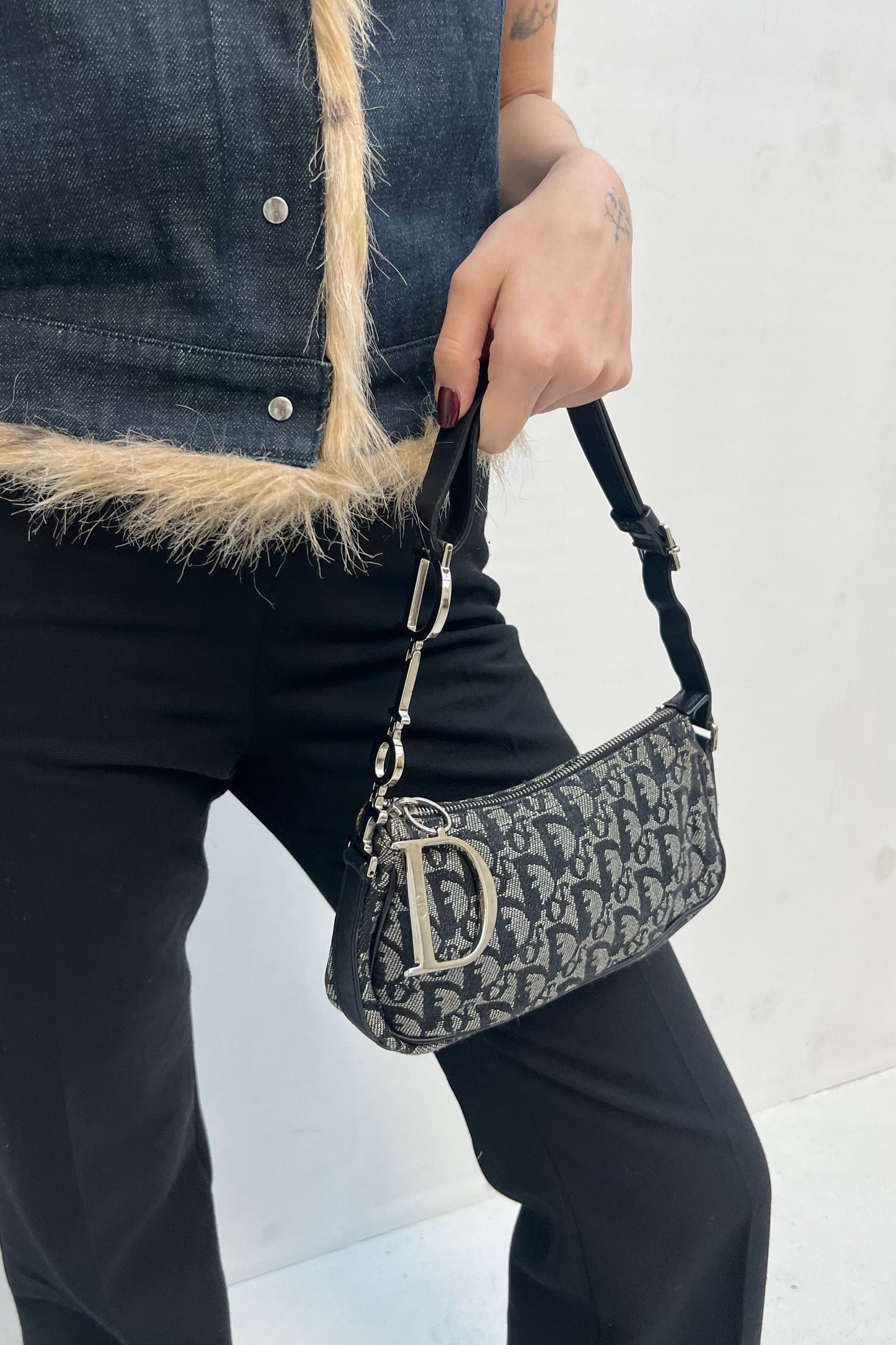 Vintage Black Trotter Spell Out Logo Handle Pochette