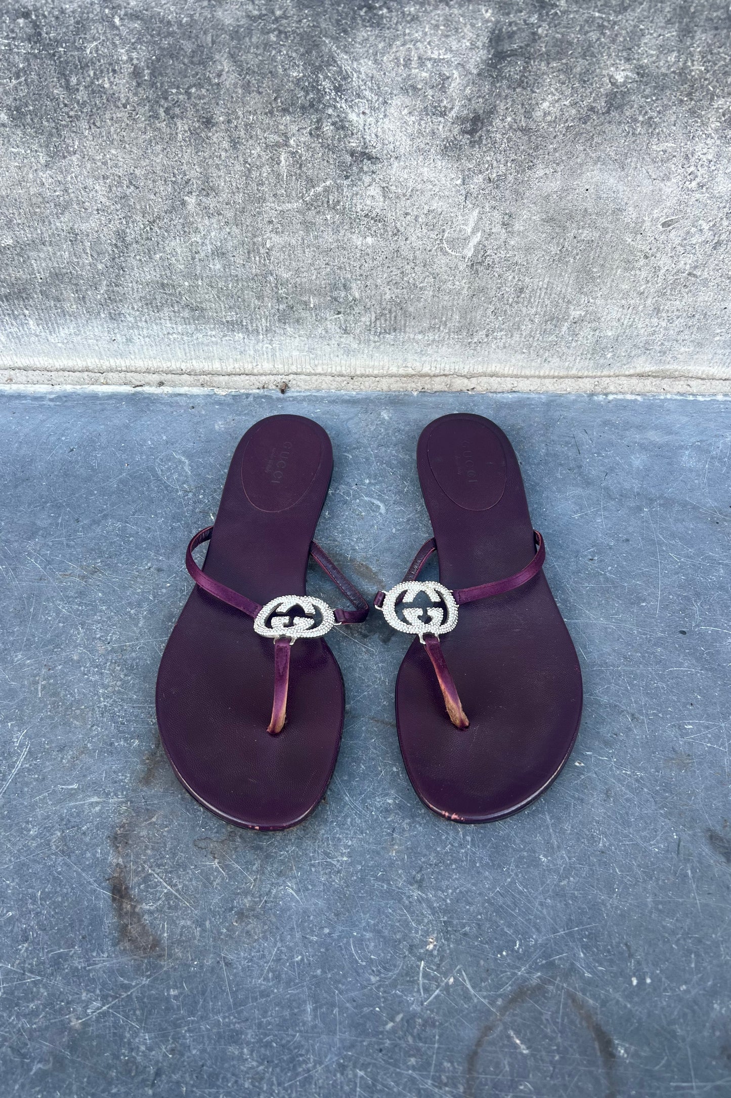 Vintage Plum Strass Logo Thong Sandels 36,5