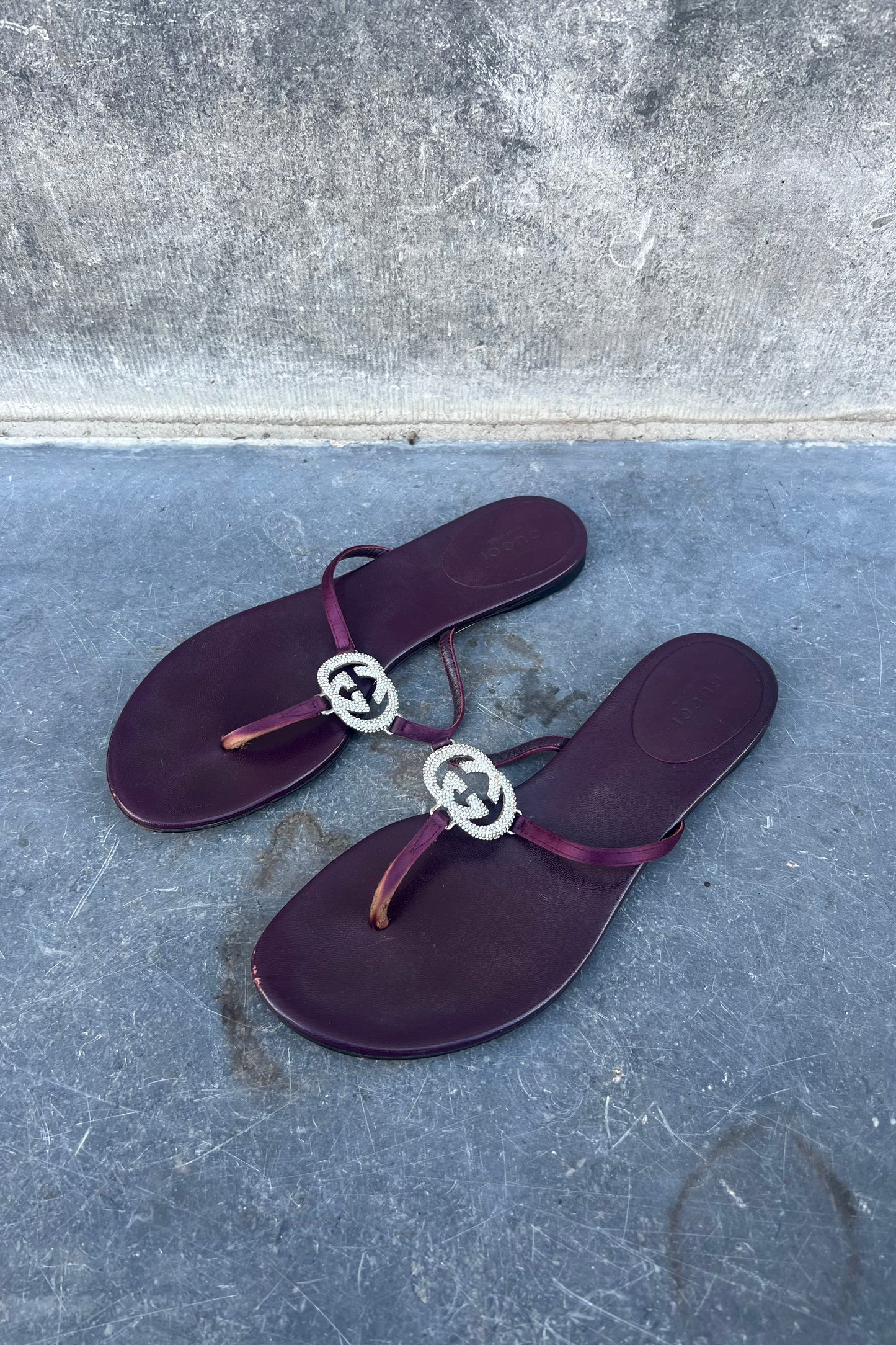Vintage Plum Strass Logo Thong Sandels 36,5