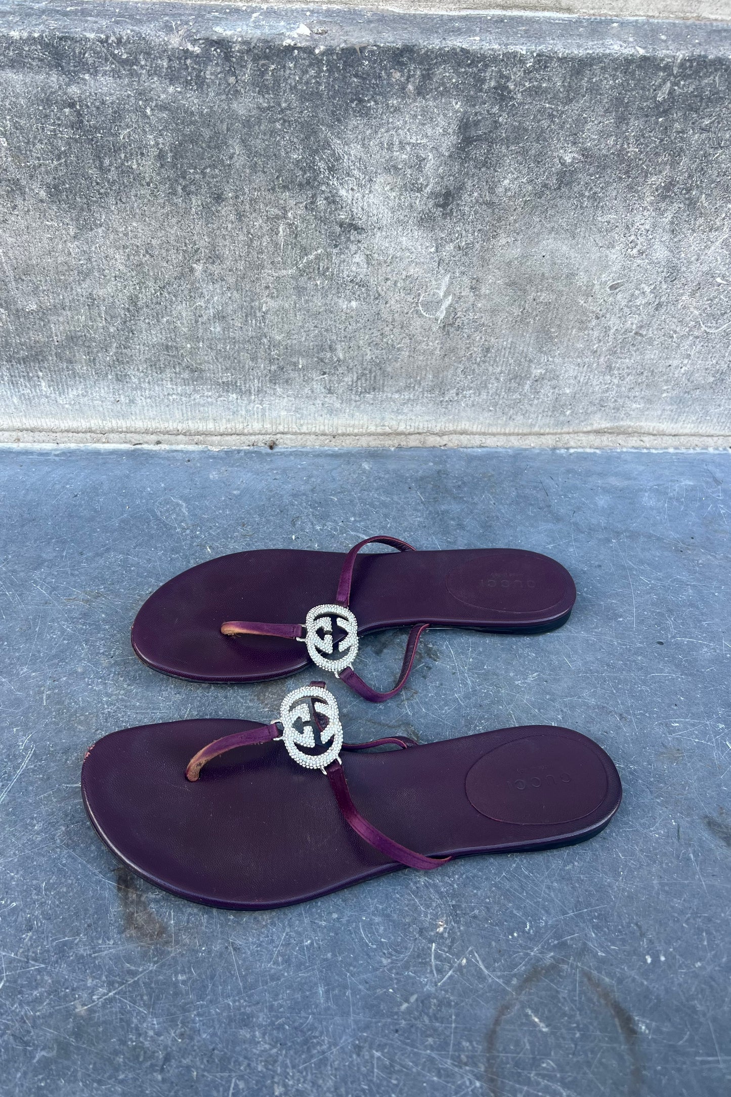Vintage Plum Strass Logo Thong Sandels 36,5
